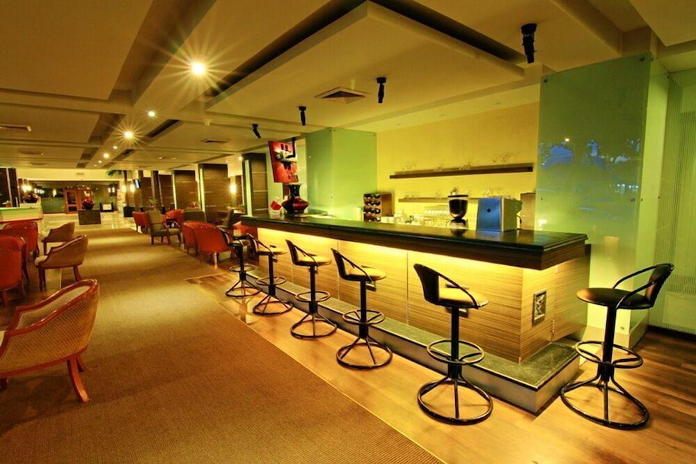Pangeran Beach Hotel Padang  Exterior foto
