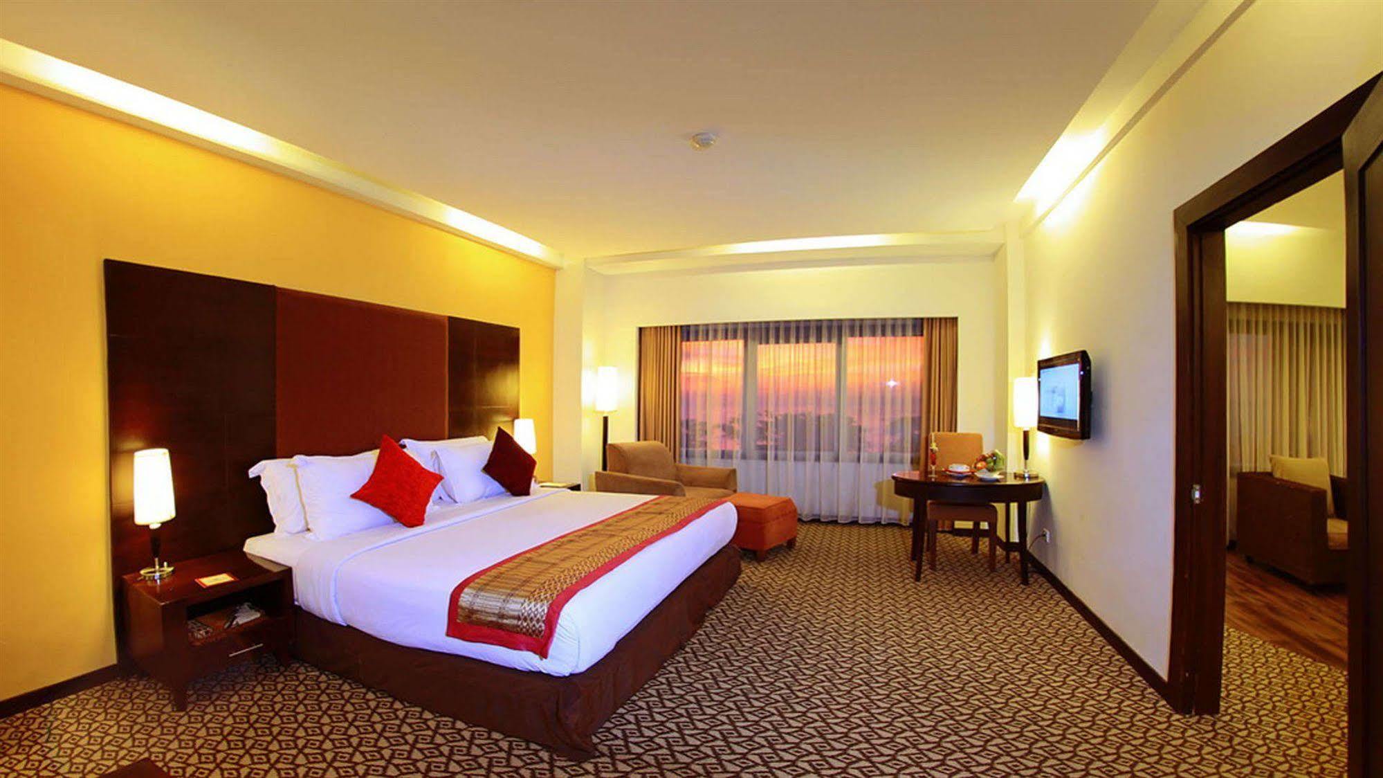 Pangeran Beach Hotel Padang  Exterior foto